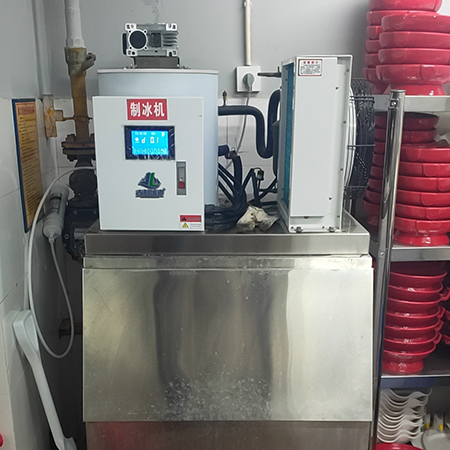 200公斤片冰机交付河南某火锅店